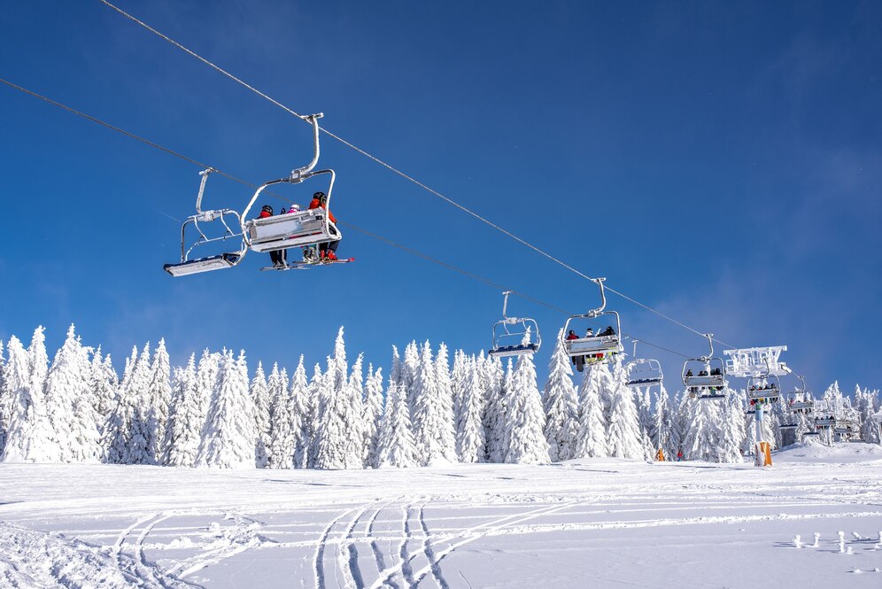 skiers ski lift mountain resort with sky mountains_181624 39754